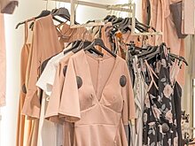 Эксперт по моде назвала пять типов удешевляющих образ платьев