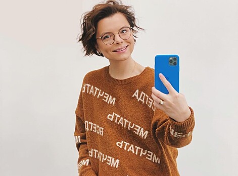 Молодая супруга Петросяна примерила строгое пальто с кепкой и сумкой-подушкой