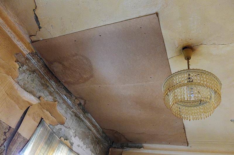 Жильцы общежитий в российском городе пожаловались на плесень и протекающую крышу