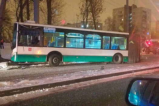 Пьяный водитель автобуса врезался в столб в Петербурге