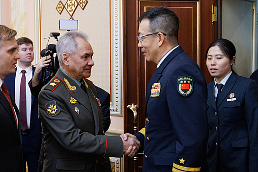Министр обороны России провел встречу главой военного ведомства КНР