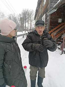 В Котельниче 77-летний пенсионер живет один в аварийном доме без воды и отопления