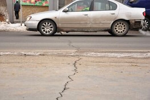 В Новосибирске автомобиль провалился под асфальт