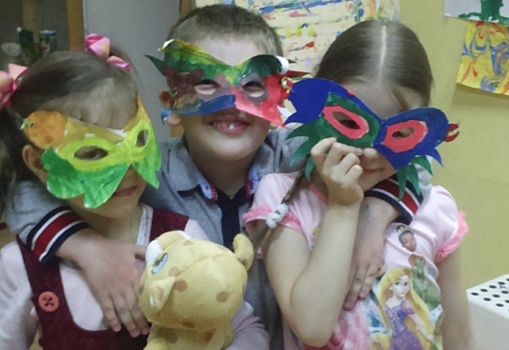 Воспитанники студии «Благо-Дар» научились делать карнавальные маски