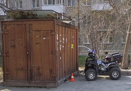 13-летняя девочка на квадроцикле в Новосибирске врезалась в гараж