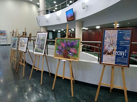 Художники из Кузьминок представили выставку «Ждем весну»