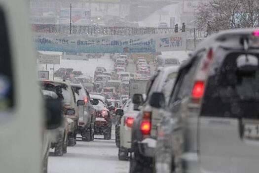 Во Владивостоке дама на джипе не хотела стоять в пробке и нашла выход