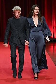 Шон Пенн появился с молодой возлюбленной на фестивале во Франции — фанаты заподозрили проблемы в их отношениях