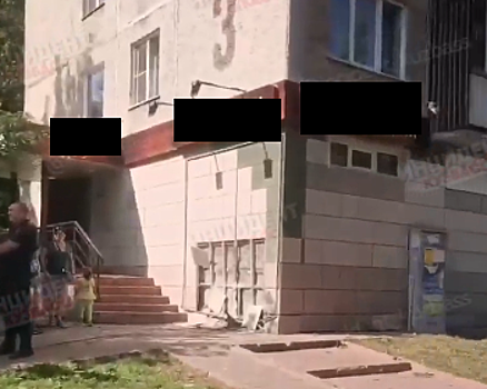 Пьяная автоледи протаранила стену многоэтажки в Кемерове