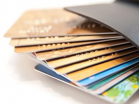 Эксперт Бархота посоветовал не выбрасывать банковские карты с истекшим сроком