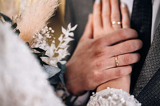 Депутат Иванов предложил платить по 20 тысяч рублей за вступление в брак