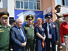 В школе №100 Ростова-на-Дону открыли бюст Герою России генералу Геннадию Трошеву