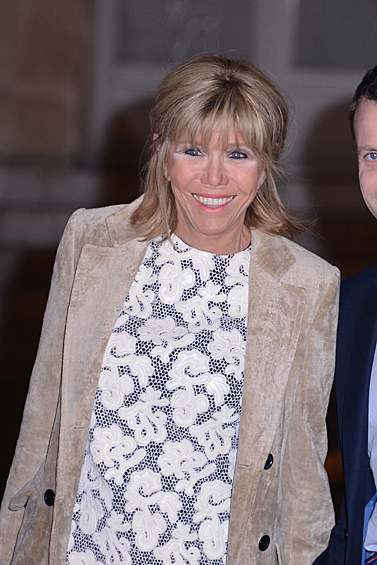 В настоящее время Бриджит - счастливая бабушка. Наследники подарили ей уже 7 внуков, с которыми Эммануэль Макрон нянчится как с родными детьми. По сообщению издания Heavy, младшая дочь Бриджит, 30-летняя Тиффани, работает юристом в штабе Макрона