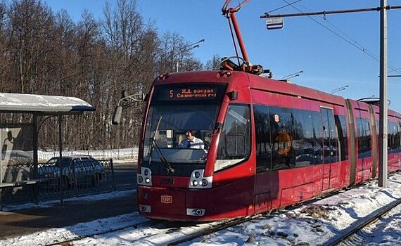 В Барнауле сняли на видео, как трамвай без водителя выехал на оживленный перекресток