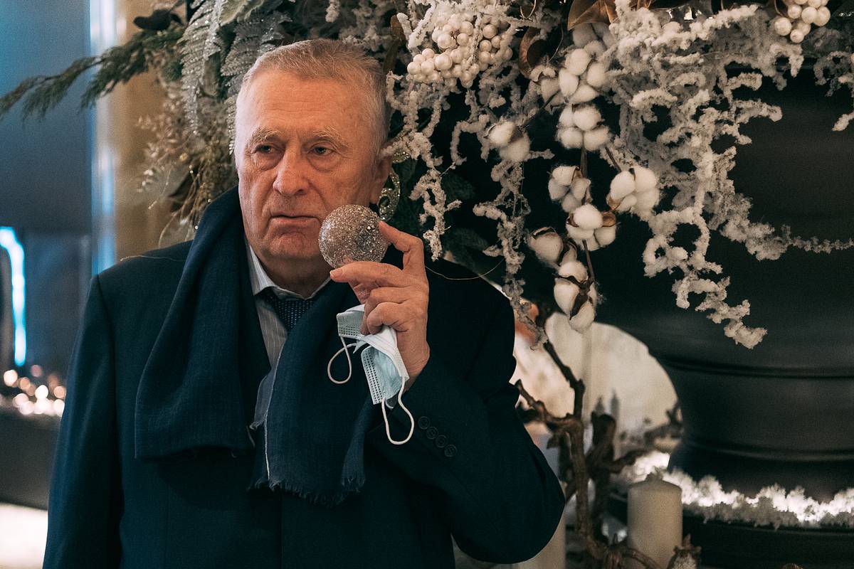 Описан эпизод, где Жириновский хихикает за занавеской.