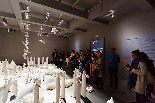 Белая, но не пушистая: открыта выставка в павильоне России на Венецианской биеннале