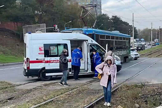 В Приморье трамвай снес скорую, спешившую к человеку