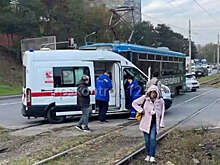 В Приморье трамвай снес скорую, спешившую к человеку