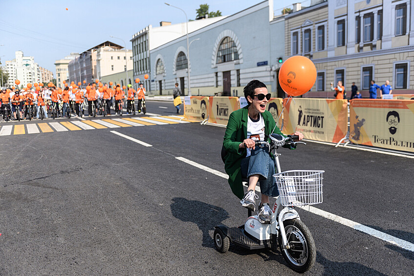 Актриса Ирина Апексимова участвует в II благотворительном театральном велозаезде "ТеатРалли" в Москве, 10 сентября 2017 года