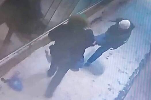 Драка со стрельбой на платформе московской станции попала на видео