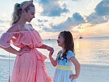 «Солнечные девочки»: Пелагея с дочерью отдыхает на Мальдивах