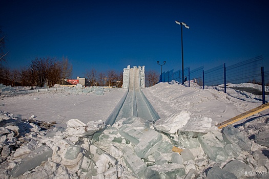 Фоторепортаж: рабочие разрушили ледовый городок на набережной Оби