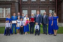 Алтайский губернатор наградил многодетную семью орденом