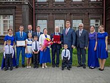 Алтайский губернатор наградил многодетную семью орденом