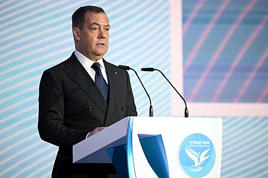 Медведев: Запад разгоняет инфляцию скупкой товаров за счет необеспеченных денег
