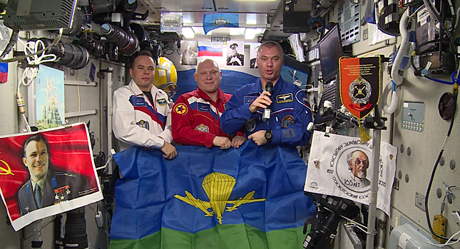 На борту МКС развернули флаг ВДВ