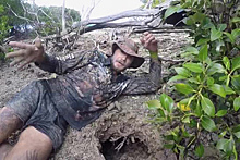Австралиец голыми руками поймал огромного мангрового краба