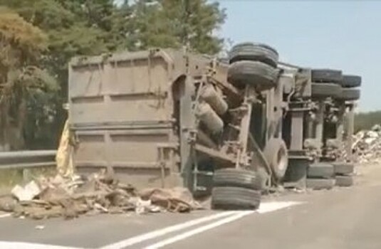 Под Калугой перевернулся мусоровоз (видео)