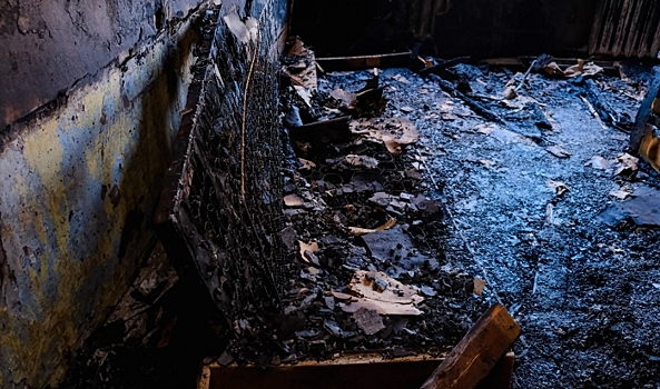 Ночью в Волгоградской области около часа тушили 3 деревянных здания