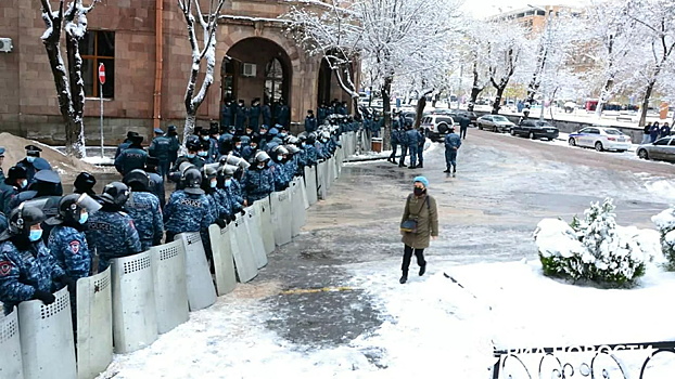 Митингующие в Ереване ушли от Дома правительства