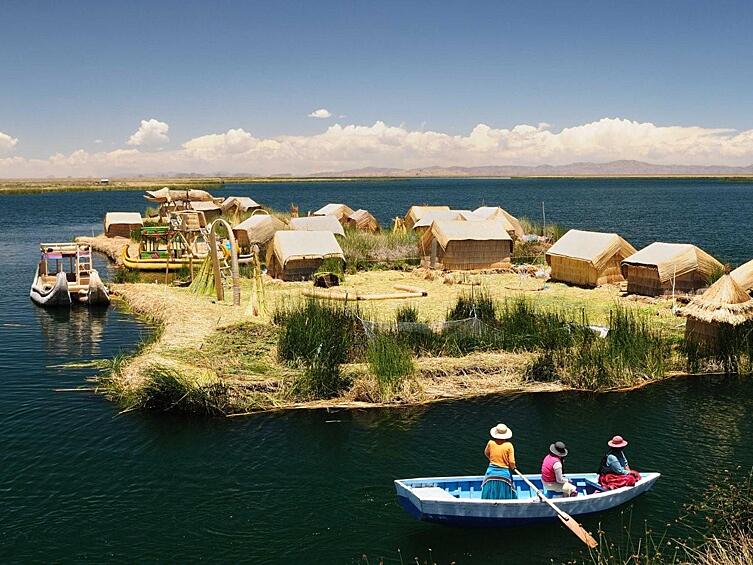 Посетите плавучие острова на озере Титикака, где до сих пор живет коренной народ урос.