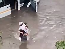 Герой нашего времени: в Подмосковье водитель маршрутки спас пассажиров из затопленного салона