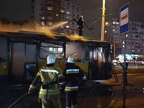 Во Львове загорелся троллейбус с пассажирами