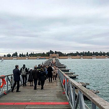 В Венеции открыли плавучий мост к кладбищу. Это возобновление традиции, которая прерывалась на 70 лет