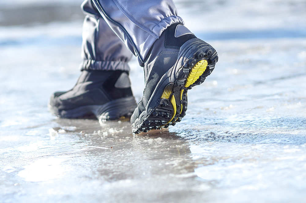 Что сделать, чтобы обувь не скользила на льду