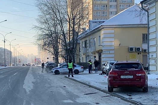 В Екатеринбурге машина насмерть сбила женщину на тротуаре