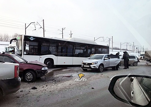 Массовое ДТП с участием семи автомобилей произошло в Первомайском районе Новосибирска