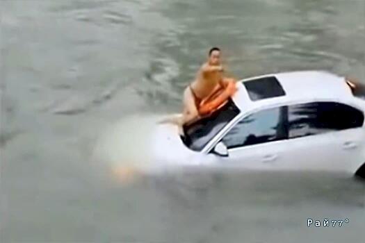 Драматичное спасение водителя из угодившей в реку легковушки запечатлели в Китае