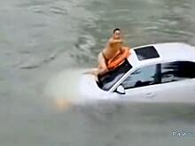 Драматичное спасение водителя из угодившей в реку легковушки запечатлели в Китае