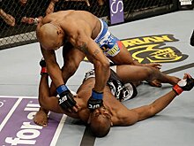 UFC: Йоэль Ромеро нокаутировал Клиффорда Старкса летящим коленом