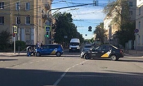 На перекрестке в центре Пензы столкнулись две машины такси