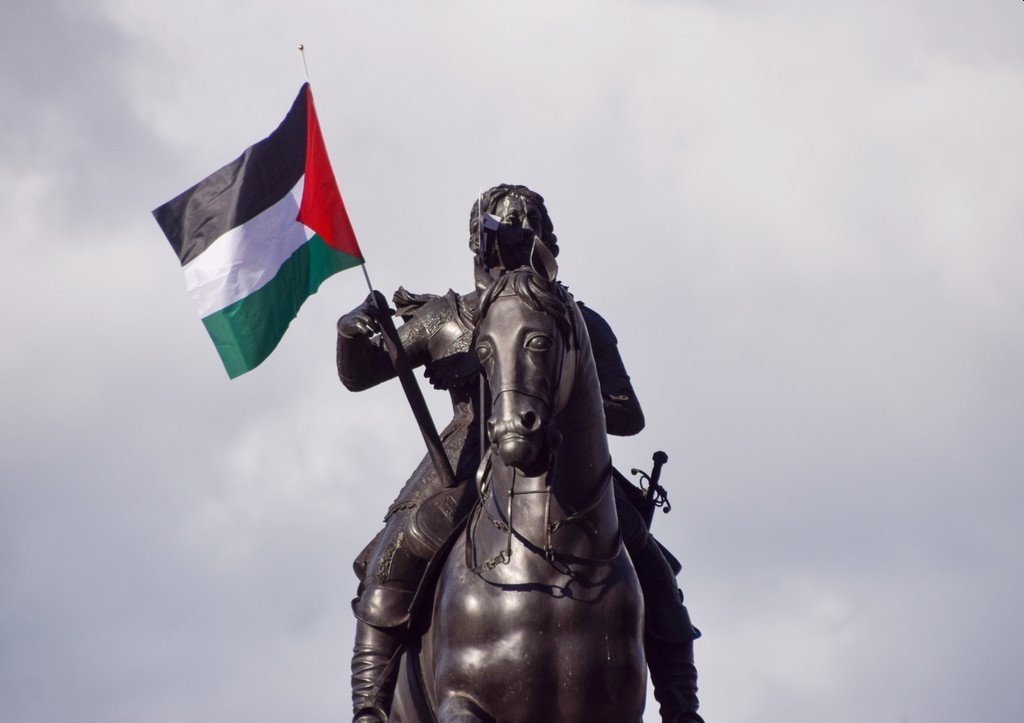Протестующие водрузили флаг Палестины на памятник Карла I в Лондоне