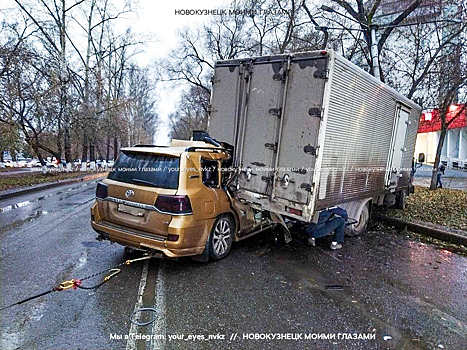 ГАИ прокомментировала жесткий наезд внедорожника на грузовик в Новокузнецке