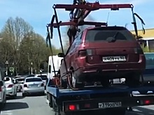 В Сочи эвакуатор увез автомобиль с владельцем внутри