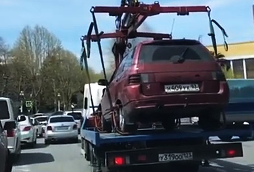 В Сочи эвакуатор увез автомобиль с владельцем внутри