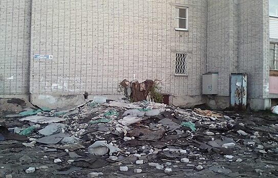 В Кургане жильцы многоквартирного дома просят власти убрать горы мусора